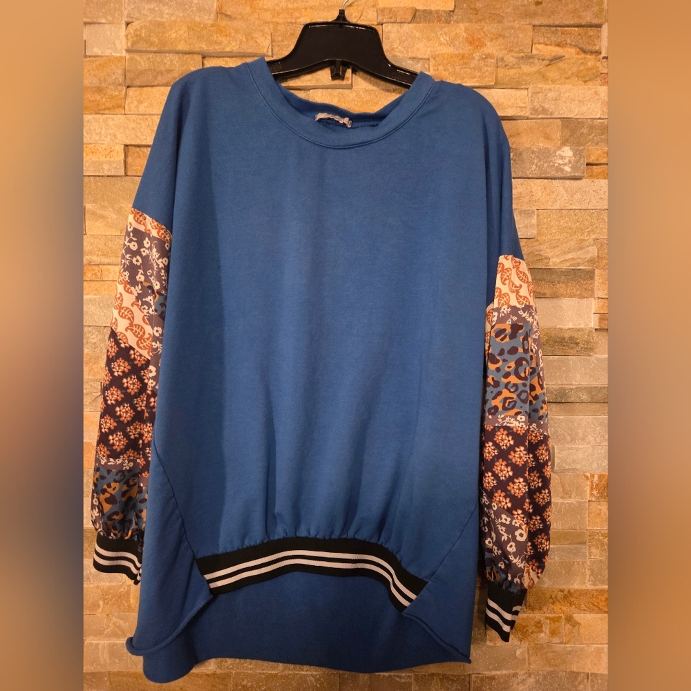 Bella Relaxed Blue Sweatshirt With Paterned Sleeves